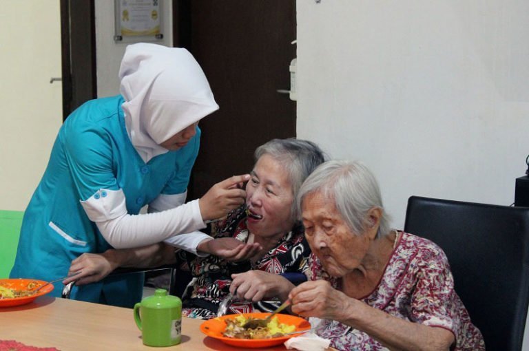 Berempati Pada Orangtua Memuliakan Sang Pencipta